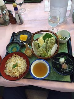 集中してショット練習したあと、もう一つのお楽しみはお昼ご飯ですね！